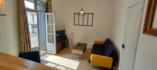 une salle à manger avec une table et des chaises et une fenêtre dans l'établissement Appartement ensoleillé, à Perpignan