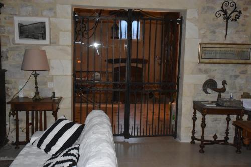 Photo de la galerie de l'établissement Prieuré du 17è dans l'Ardèche méridionale, à Vagnas