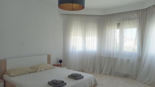 1 dormitorio con 1 cama con 2 toallas en Sweet home #chania, en Perivólia