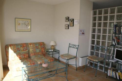 un salon avec un canapé et une télévision dans l'établissement Villa 34, Port Nature Village, Quartier naturiste, au Cap d'Agde