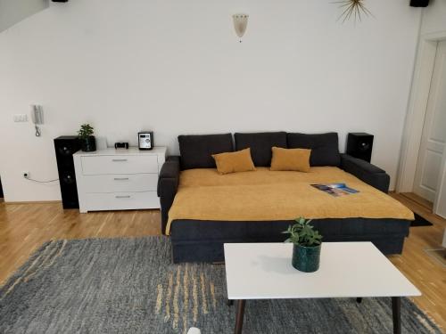 sala de estar con cama y mesa blanca en M & M, en Vrnjačka Banja