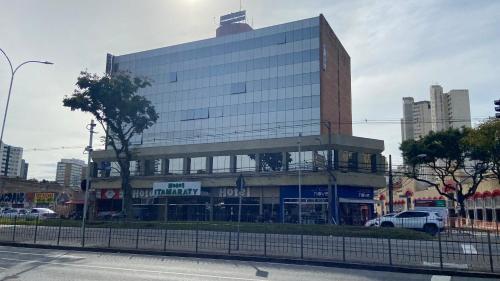 een groot gebouw met veel ramen in een stad bij Hotel Itamaraty in Curitiba