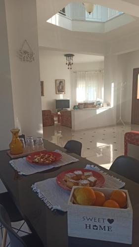 een tafel met een doos eten erop bij Sweet home #chania in Perivólia