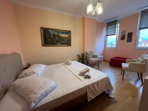 um quarto com uma cama e uma sala de estar em City Center Apartment in Shkoder em Shkodër