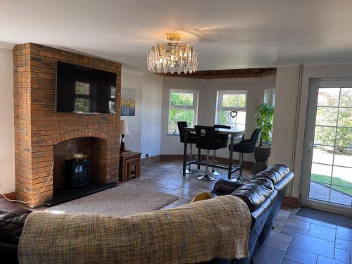 Khu vực ghế ngồi tại 7 Bedroom House - Hot Tub Garden Pets Events