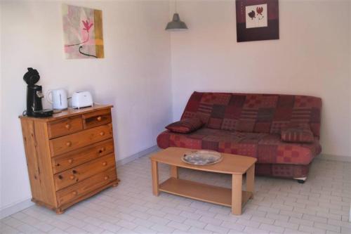 un salon avec un canapé et une table basse dans l'établissement Villa 24, Port Vénus au village naturiste, au Cap d'Agde