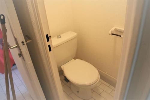 une salle de bain avec des toilettes blanches dans une chambre dans l'établissement Villa 24, Port Vénus au village naturiste, au Cap d'Agde