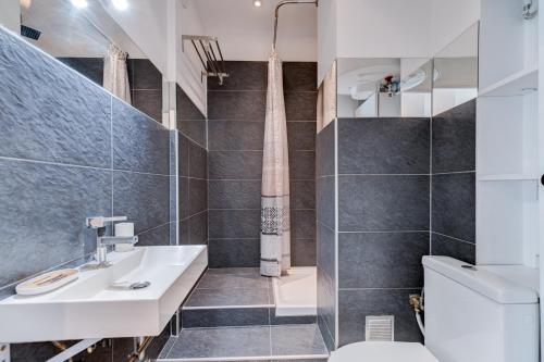 La salle de bains est pourvue d'un lavabo et de toilettes. dans l'établissement Riviera Plage - Wifi, AC, 4 pers, à Nice