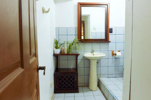 uma casa de banho com um lavatório e um espelho em Arrecife Punta Uva - Hospedaje, bar y restaurante - Frente al mar em Punta Uva