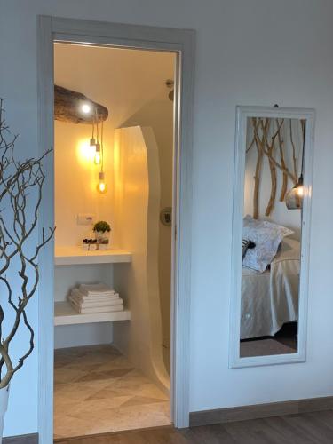 uno specchio in una stanza con una camera da letto di Hotel Ristorante S'Astore a Benetutti
