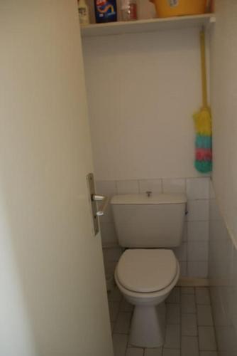 - une salle de bains avec des toilettes blanches dans une cabine dans l'établissement Appart 801, Tennis village, au Cap d'Agde