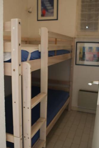 une chambre avec deux lits superposés dans l'établissement Appart 801, Tennis village, au Cap d'Agde