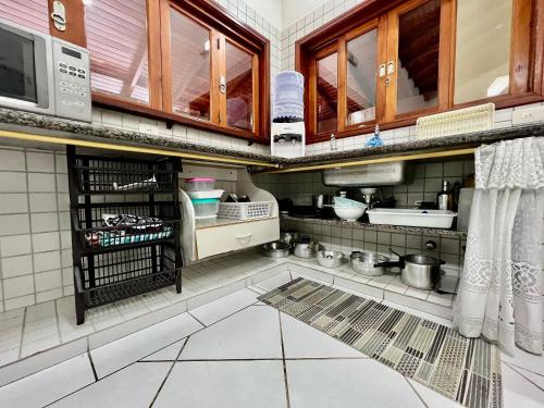 una cucina con lavandino e forno a microonde di Casa com piscina privativa no Paúba um Vilarejo a São Sebastião