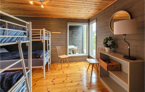 Palanda nebo palandy na pokoji v ubytování 3 Bedroom Beautiful Home In Frde I Hordaland