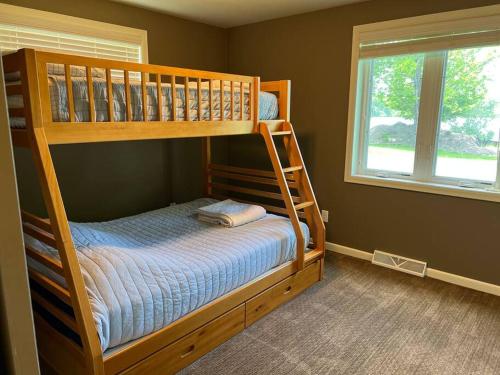 - une chambre avec 2 lits superposés et une fenêtre dans l'établissement Lakeside Home, à Sauk Centre