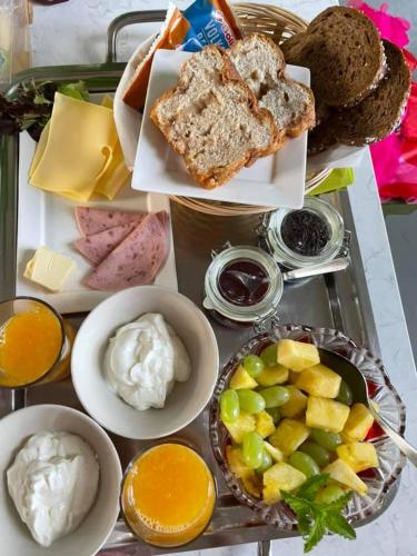 een dienblad met verschillende soorten brood en fruit bij Mauritiuskerk Studio's in Irnsum