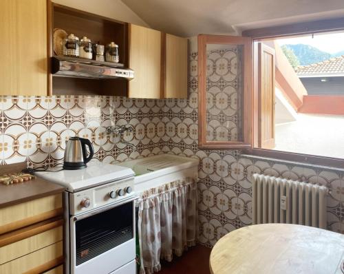 A kitchen or kitchenette at Spacious mountain view attic apartment