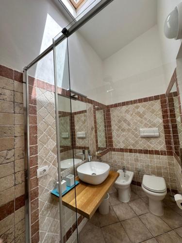 een badkamer met een wastafel en 2 toiletten bij Sardegna Costa Corallina Appartamento Luxury Vista Mare in splendido villaggio - IUN R6511 in Costa Corallina