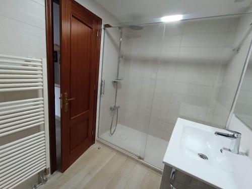 Bilik mandi di Apartamento con jardín privado cerca playa Usil - Mogro