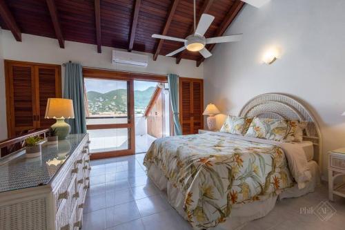 una camera con letto e ventilatore a soffitto di CasaPisani Tranquil 2Bed condo SimpsonBayYachtClub a Simpson Bay