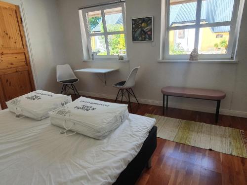 a bedroom with two beds and a table and two chairs at Stort værelse med tekøkken, tæt på hav og fjord. in Bedsted Thy