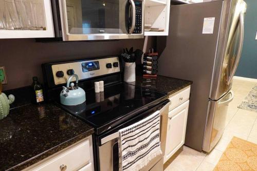 Kuchyň nebo kuchyňský kout v ubytování Boho Rehoboth condo-2bd/3.7mi beach/.5mi outlets