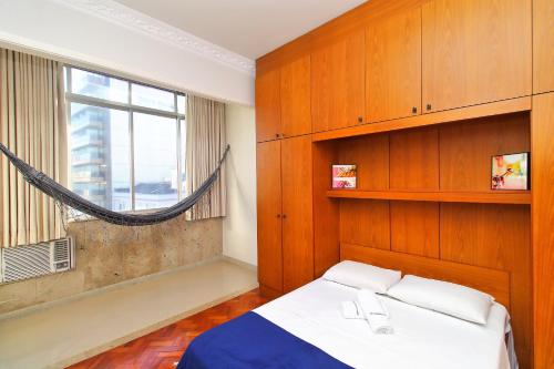 um quarto com uma cama e uma janela em Rio Spot Homes Copacabana U041 no Rio de Janeiro