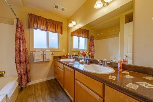 uma casa de banho com 2 lavatórios e um espelho grande em Elk Meadow Cabins 9A Prairie Creek Suite em Orick