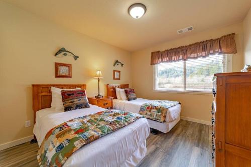 um quarto com 2 camas e uma janela em Elk Meadow Cabins 9A Prairie Creek Suite em Orick