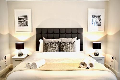 a bedroom with a large bed with two lamps at Mathus Gardens in Cambridge