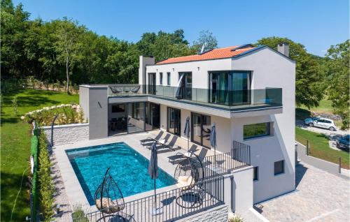 una vista aérea de una casa con piscina en Amazing Home In Nedescina With Kitchen, en Nedeščina