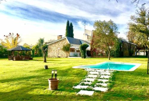 The swimming pool at or close to Espléndido dormitorio en Suite