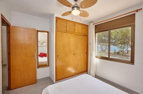 - une chambre avec un lit et un ventilateur de plafond dans l'établissement La mejor vista al mar !!!, à Calafat