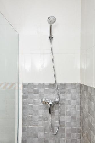 a shower with a shower head in a bathroom at Rincón de Mar in L'Ametlla de Mar