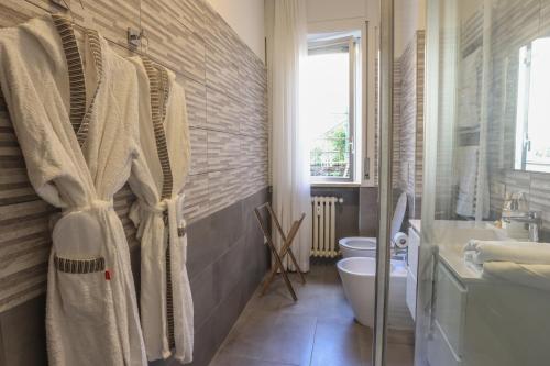 łazienka z ręcznikiem wiszącym na ścianie w obiekcie FIORINA w mieście Saronno
