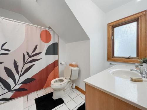Gallery image of The Farmhouse - Luxury 5BR - Bay View - Waterfront - WFH - Home Gym in Belleville
