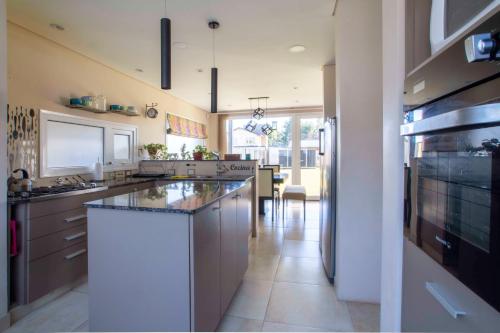 a kitchen with a large island in a room at La Casa de Mona en Bariloche in San Carlos de Bariloche