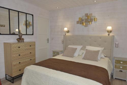 1 dormitorio con cama, tocador y espejo en Domaine-Bayard, en Bergesserin