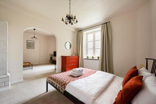 een slaapkamer met een bed en een raam bij Park Promenada Brown Apartment in Warschau
