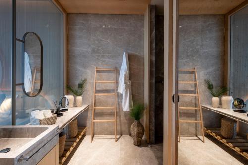 een badkamer met een wastafel en een spiegel bij İnemare Hotel in Demirköy