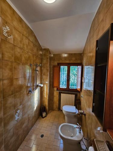 La salle de bains est pourvue de 2 toilettes et d'un lavabo. dans l'établissement Casa Ronci - Centro Storico - Palacongressi Rimini, à Rimini