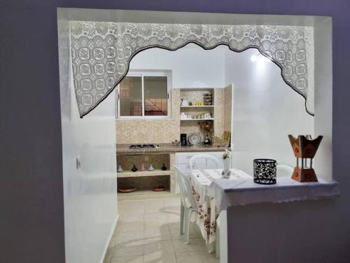uma sala de jantar com uma mesa e uma cozinha em Maison l'océan em Rabat