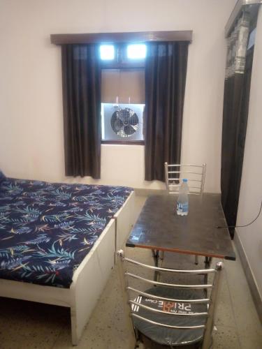 Ένα ή περισσότερα κρεβάτια σε δωμάτιο στο Travel Hostel in heart of Kanpur