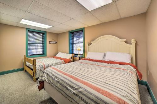 - 2 lits dans une chambre avec 2 fenêtres dans l'établissement Deep Creek Lake Cottage with Hot Tub and Billiards!, à Oakland