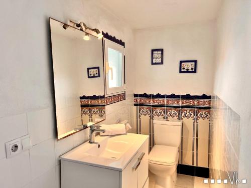 モライラにあるVH CostaBlanca - SABATERAのバスルーム(洗面台、トイレ、鏡付)