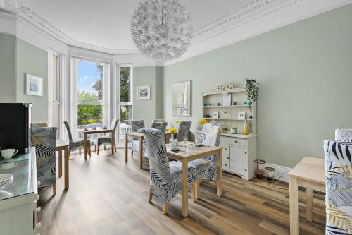 uma cozinha e sala de jantar com mesa e cadeiras em The Netley em Torquay