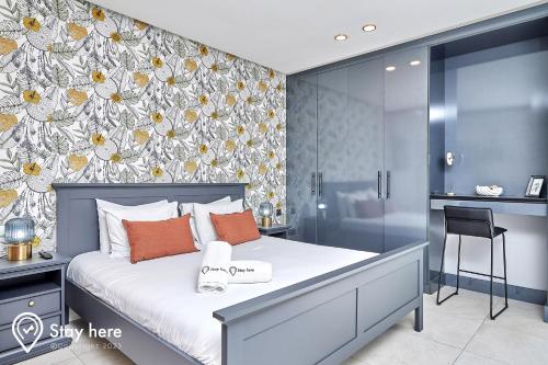 a bedroom with a bed with a floral accent wall at Stayhere Rabat - Agdal 3 - Prestige Residence in Rabat