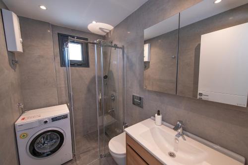 een badkamer met een wasmachine en een wastafel bij Çalış Suites Hotel - Family only in Çeşme