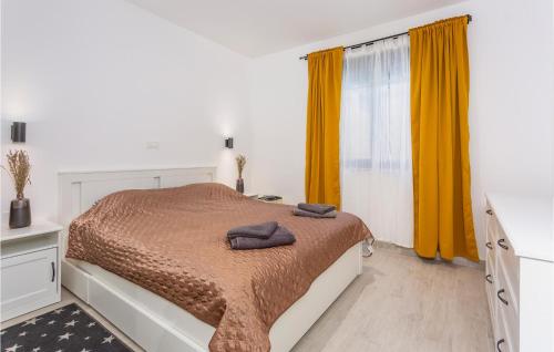 ein Schlafzimmer mit einem Bett und gelben Vorhängen in der Unterkunft 2 Bedroom Stunning Apartment In Omisalj in Omišalj