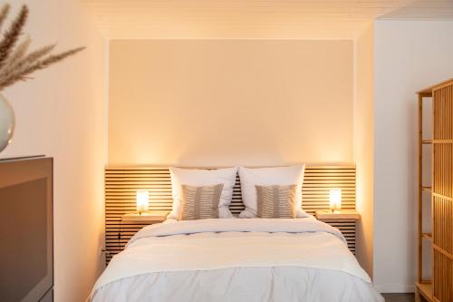 um quarto com uma cama grande e 2 candeeiros em Stilvolles Apartment in Bayreuther Fußgängerzone em Bayreuth